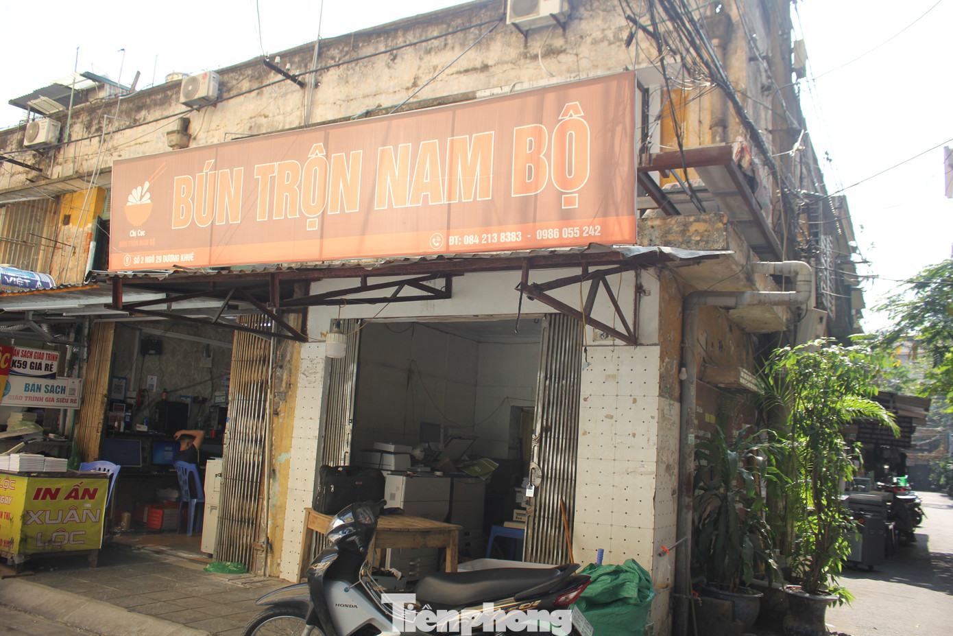 Tầng 1 của khu nhà được trưng dụng làm các kiot bán hàng trong khi tầng 2 là nơi nhiều người thuê ở.