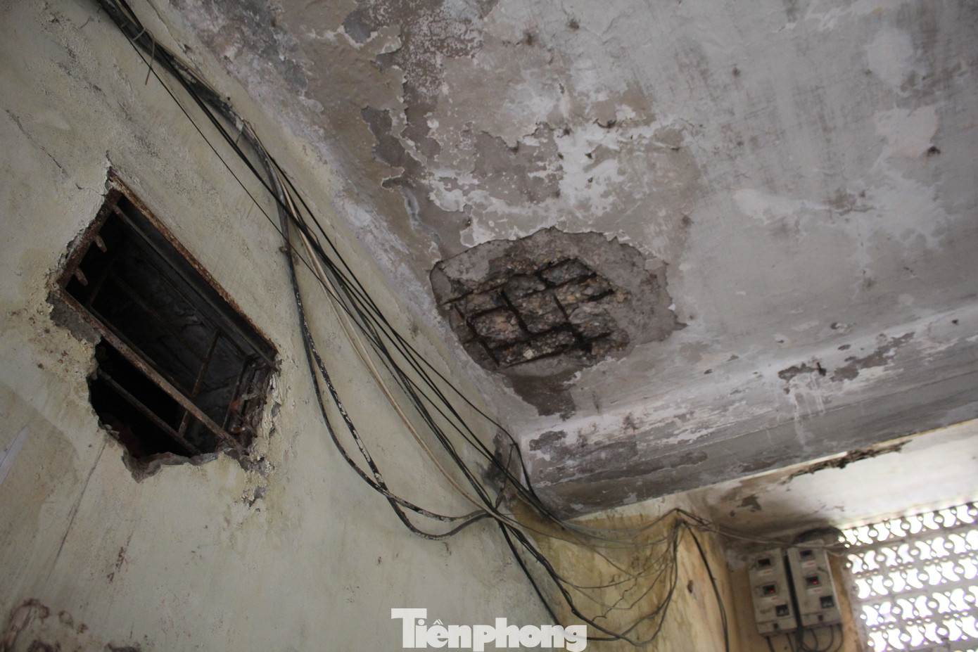 Do thời gian xây dựng đã lâu nên phần vôi vữa trát tường của khu nhà đã bong tróc và ẩm mốc.