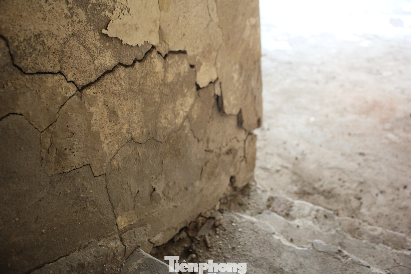 Do kết cấu xuống cấp và tiềm ẩn nguy hiểm nên một phần cầu thang dẫn lên sân thượng trong khu nhà đã bị người dân dùng gỗ tạm chặn lại.