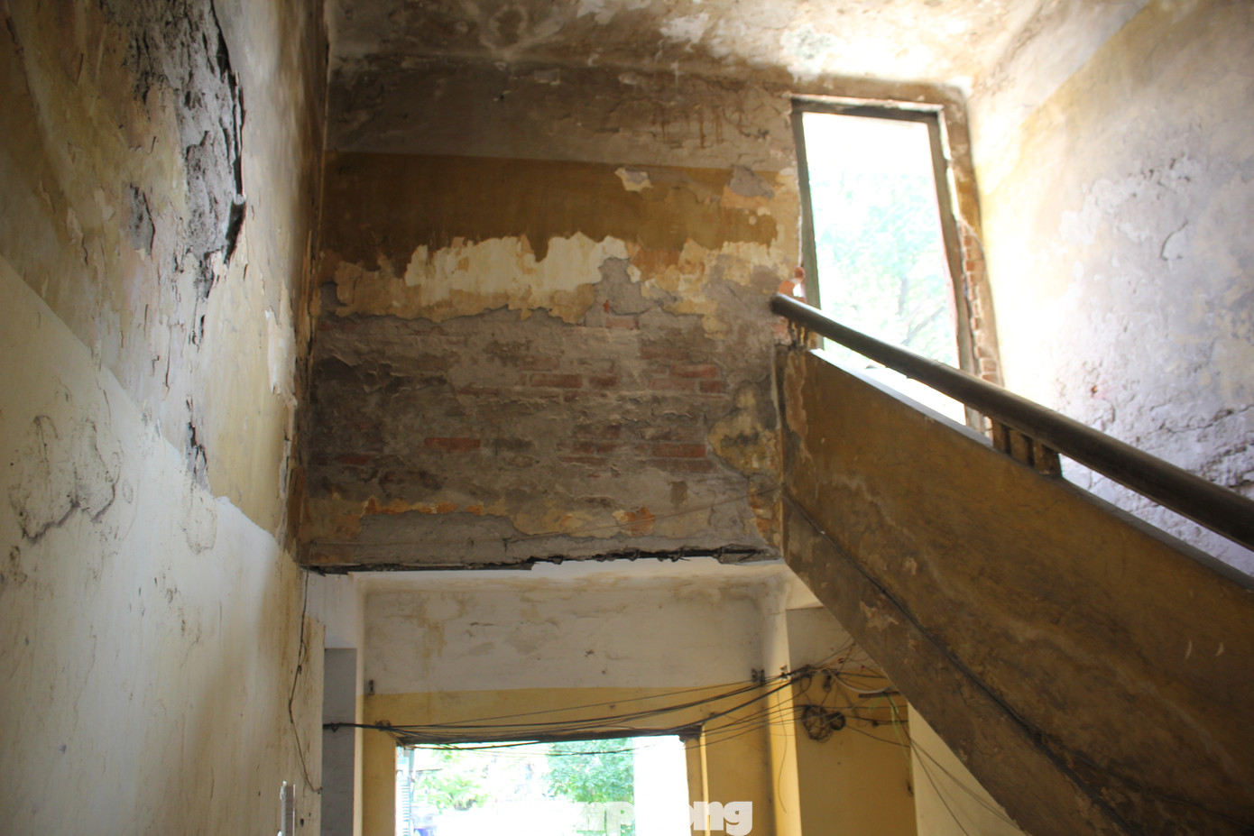 Hiện tại chỉ có một lối duy nhất dẫn lên sân thượng của khu nhà. Tại sân thượng, cư dân tận dụng diện tích bằng phẳng để trồng rau.