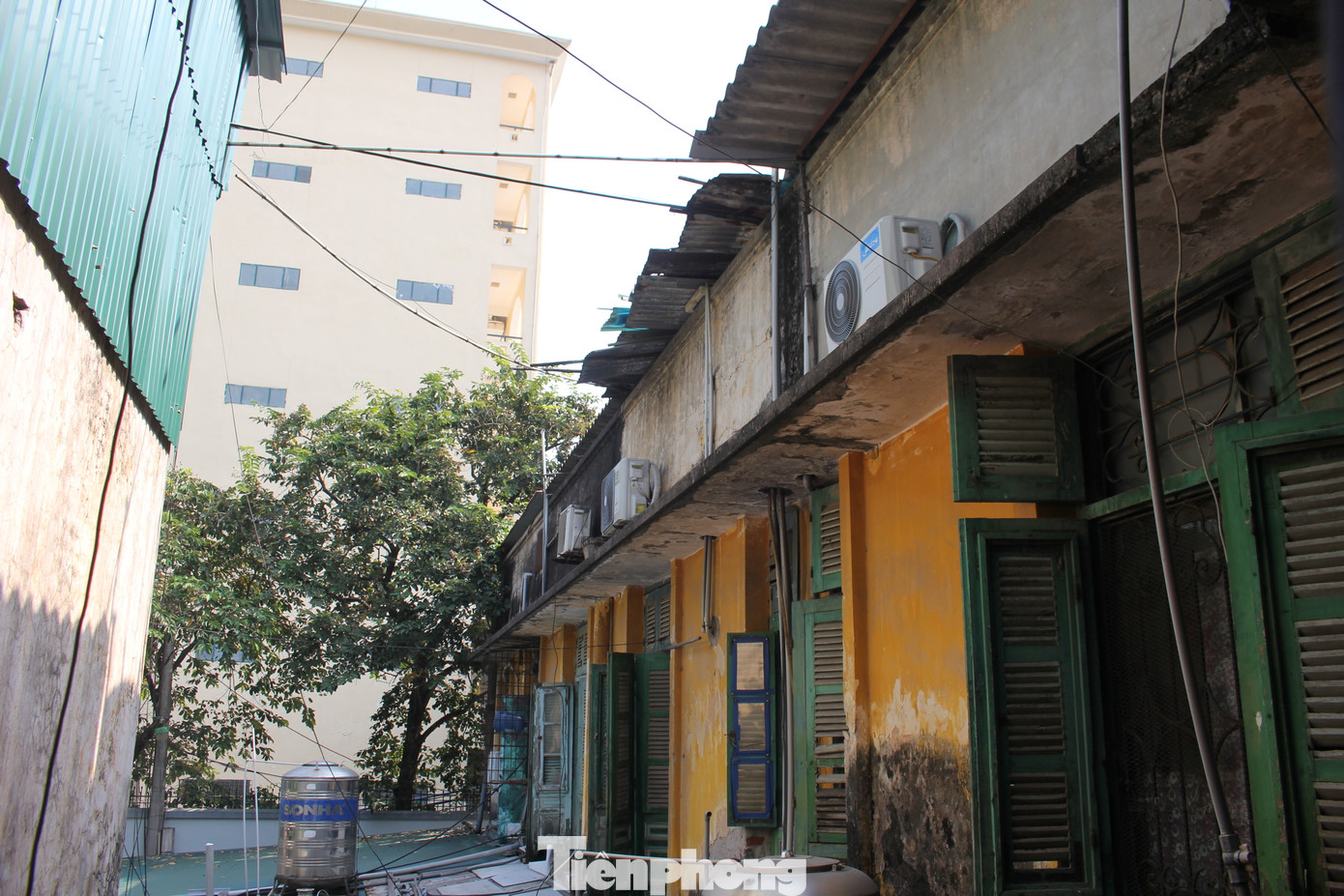 Trao đổi với Tiền Phong, một số người dân cho biết, khu nhà được xây dựng từ những năm 60 của thế kỉ trước, được bố trí cho cán bộ gặp khó khăn về nhà ở của trường Đại học Thương Mại mượn để sinh sống.