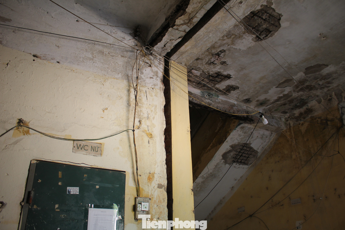 Trong khi đó, chia sẻ với Tiền Phong, đại diện trường Đại học Thương Mại cho biết, bản chất của khu tập thể E1 vốn dĩ là nhà ăn của trường. Sau đó, nhà trường cho các cán bộ, giáo viên mượn để làm nhà ở tạm thời. Do đó, các phòng được cải tạo thành căn hộ. Đến hiện tại, chỉ còn một số ít người được trường đại học Thương Mại cho mượn chỗ ở còn sinh sống trong khu tập thể, còn lại chủ yếu cho thuê lại các căn hộ. Cũng theo đại diện trường Đại học Thương Mại, hiện tại trường chưa có kế hoạch cải tạo lại khu nhà do gặp phải một số khó khăn chủ quan và khách quan. Đồng thời, sau nhiều thập kỷ, việc “đòi” lại khu nhà để cải tạo gặp phải rất nhiều thách thức...