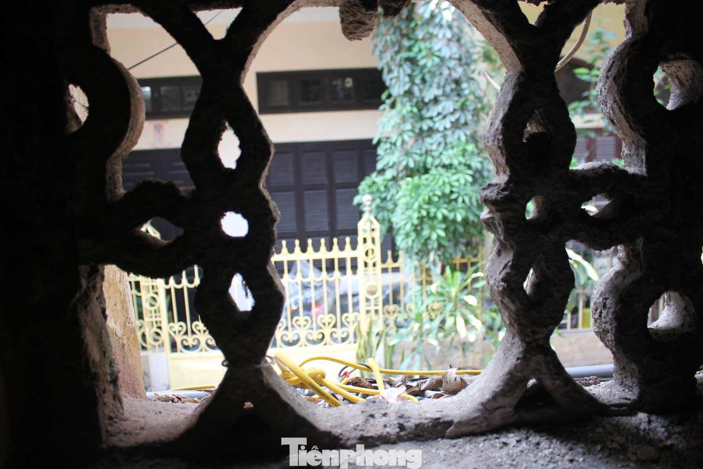 Trong khi đó, chia sẻ với Tiền Phong, đại diện trường Đại học Thương Mại cho biết, bản chất của khu tập thể E1 vốn dĩ là nhà ăn của trường. Sau đó, nhà trường cho các cán bộ, giáo viên mượn để làm nhà ở tạm thời. Do đó, các phòng được cải tạo thành căn hộ. Đến hiện tại, chỉ còn một số ít người được trường đại học Thương Mại cho mượn chỗ ở còn sinh sống trong khu tập thể, còn lại chủ yếu cho thuê lại các căn hộ. Cũng theo đại diện trường Đại học Thương Mại, hiện tại trường chưa có kế hoạch cải tạo lại khu nhà do gặp phải một số khó khăn chủ quan và khách quan. Đồng thời, sau nhiều thập kỷ, việc “đòi” lại khu nhà để cải tạo gặp phải rất nhiều thách thức...