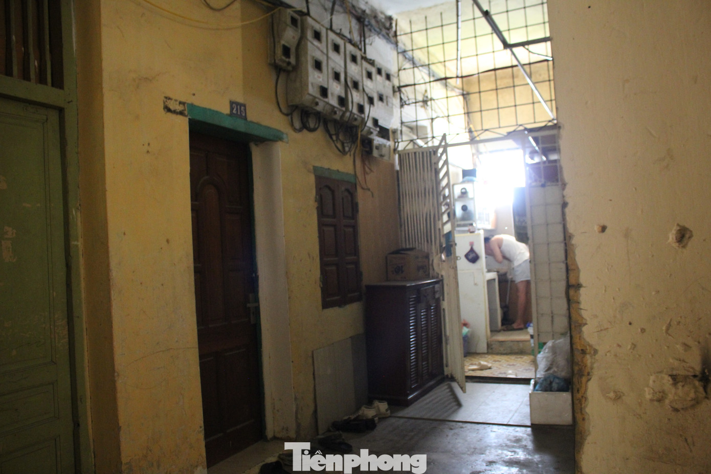 Trao đổi với Tiền Phong, một số người dân cho biết, khu nhà được xây dựng từ những năm 60 của thế kỉ trước, được bố trí cho cán bộ gặp khó khăn về nhà ở của trường Đại học Thương Mại mượn để sinh sống.