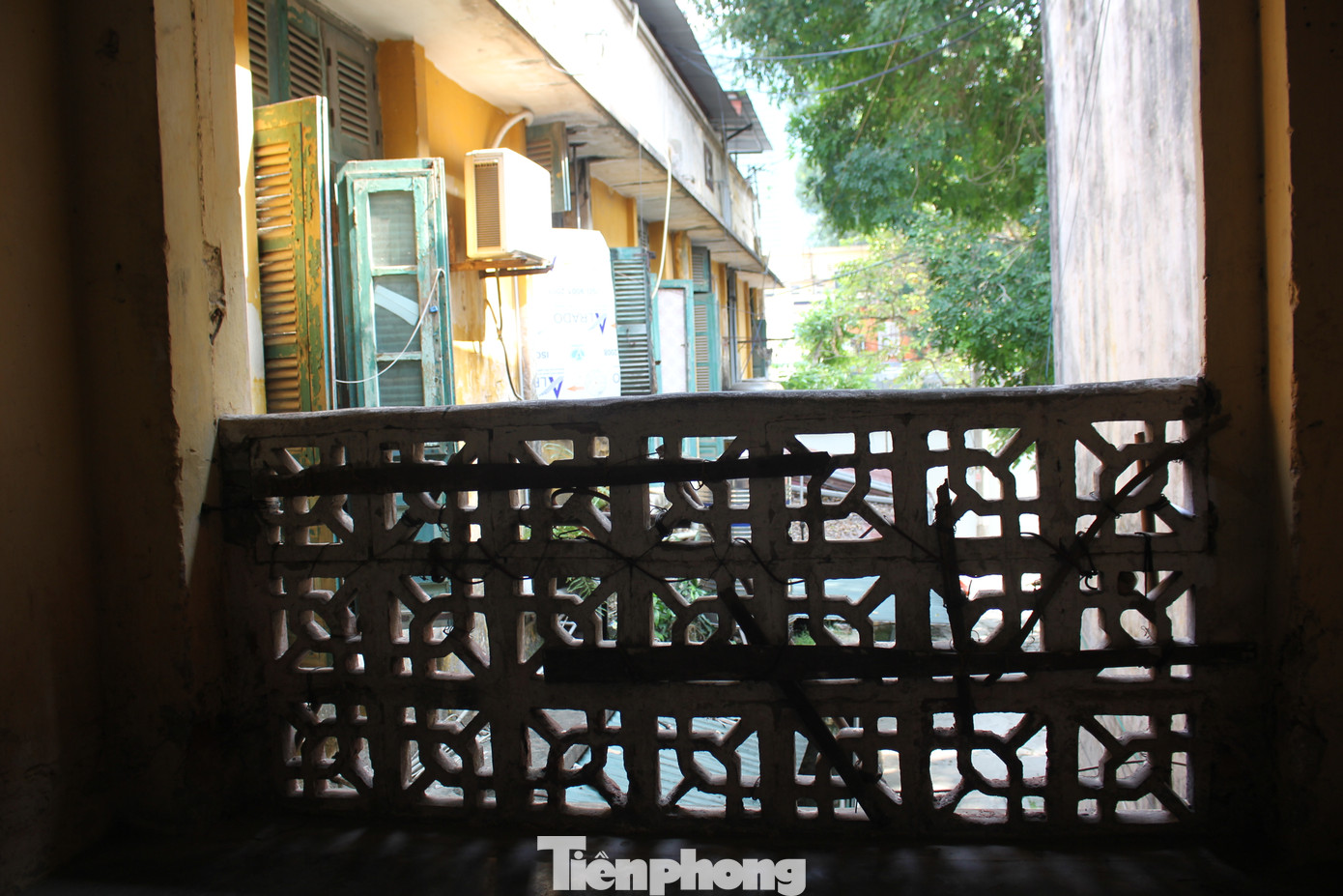 Trong khi đó, chia sẻ với Tiền Phong, đại diện trường Đại học Thương Mại cho biết, bản chất của khu tập thể E1 vốn dĩ là nhà ăn của trường. Sau đó, nhà trường cho các cán bộ, giáo viên mượn để làm nhà ở tạm thời. Do đó, các phòng được cải tạo thành căn hộ. Đến hiện tại, chỉ còn một số ít người được trường đại học Thương Mại cho mượn chỗ ở còn sinh sống trong khu tập thể, còn lại chủ yếu cho thuê lại các căn hộ. Cũng theo đại diện trường Đại học Thương Mại, hiện tại trường chưa có kế hoạch cải tạo lại khu nhà do gặp phải một số khó khăn chủ quan và khách quan. Đồng thời, sau nhiều thập kỷ, việc “đòi” lại khu nhà để cải tạo gặp phải rất nhiều thách thức...