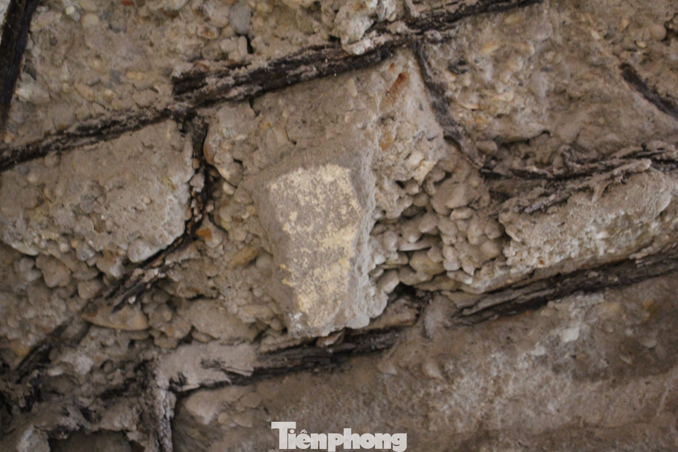 "Vì cầu thang ngày càng yếu nên chúng tôi không dám đi nhanh hay mạnh hoặc mang vác đồ nặng khi lên xuống. Nhiều hôm đang đi mà vôi vữa và sắt gỉ còn rơi cả vào đầu", một người thuê phòng trong khu nhà cho biết.