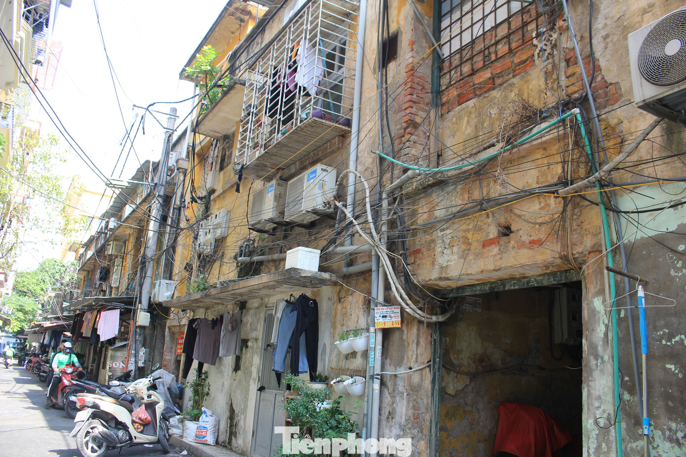 Do thời gian xây dựng đã lâu nên phần vôi vữa trát tường của khu nhà đã bong tróc và ẩm mốc.