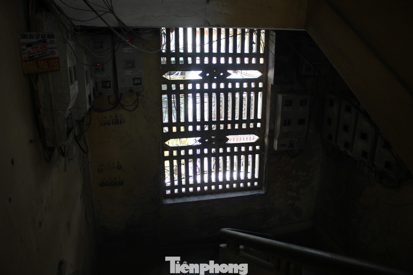 Nhiều khu vực trong khu nhà tiềm ẩn nguy cơ cháy nổ cao. Cư dân sinh sống tại đây cho biết, theo thời gian, các vết nứt của khu nhà xuất hiện ngày càng nhiều.