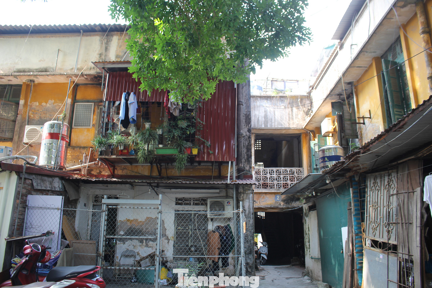 Nằm trong ngõ 29 Dương Khuê, cạnh khuôn viên trường Đại học Thương Mại, dãy nhà tập thể E1 của trường Đại học Thương Mại bị phản ánh xuống cấp nghiêm trọng từ lâu.