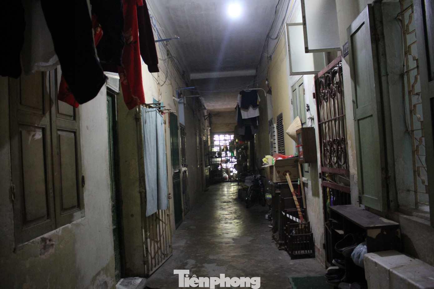 Tầng 1 của khu nhà được trưng dụng làm các kiot bán hàng trong khi tầng 2 là nơi nhiều người thuê ở.