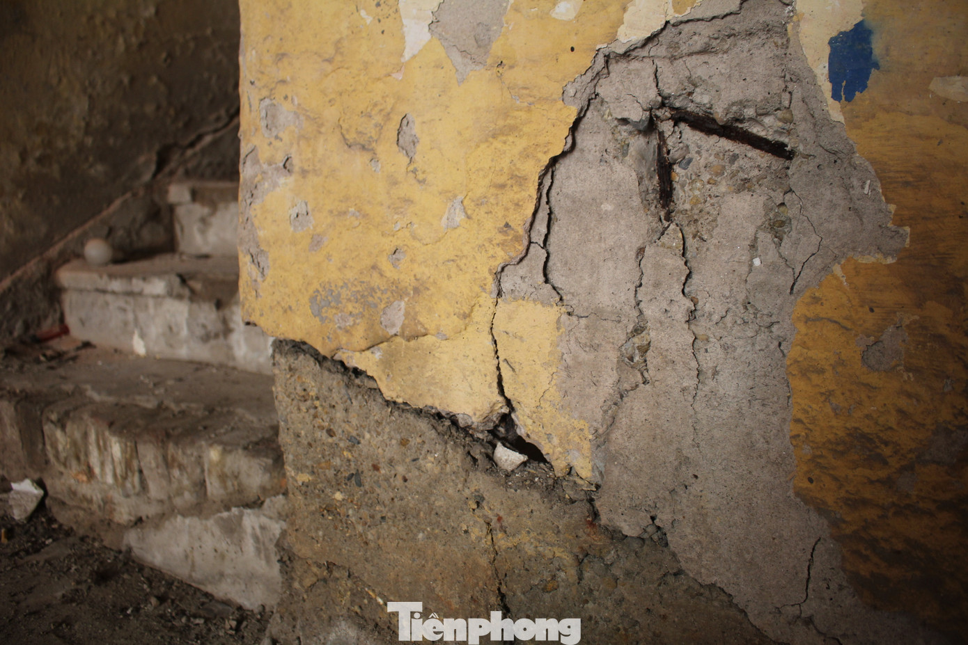 Hạng mục cầu thang trong khu nhà có nhiều dấu hiệu xuống cấp nguy hiểm.