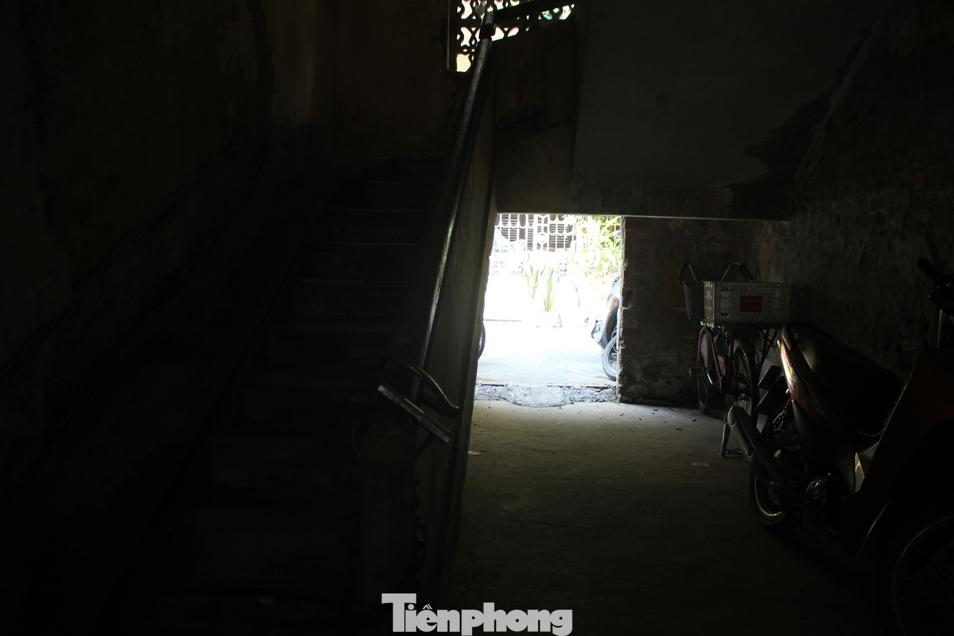 Nhiều khu vực trong khu nhà tiềm ẩn nguy cơ cháy nổ cao. Cư dân sinh sống tại đây cho biết, theo thời gian, các vết nứt của khu nhà xuất hiện ngày càng nhiều.