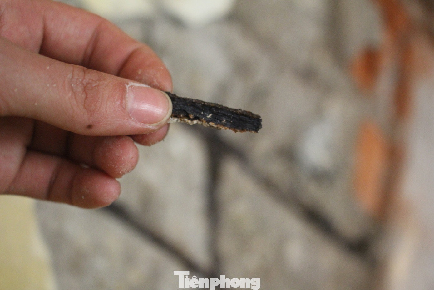 Nhiều người sinh sống trong khu nhà cho biết, chỉ bằng mắt thường cũng có thể nhận thấy phần cốt thép của hai cầu thang trong khu nhà và tường đã hoen gỉ nặng. Thậm chí, chỉ cần tác động nhẹ phần sắt này đã tự động rơi ra.