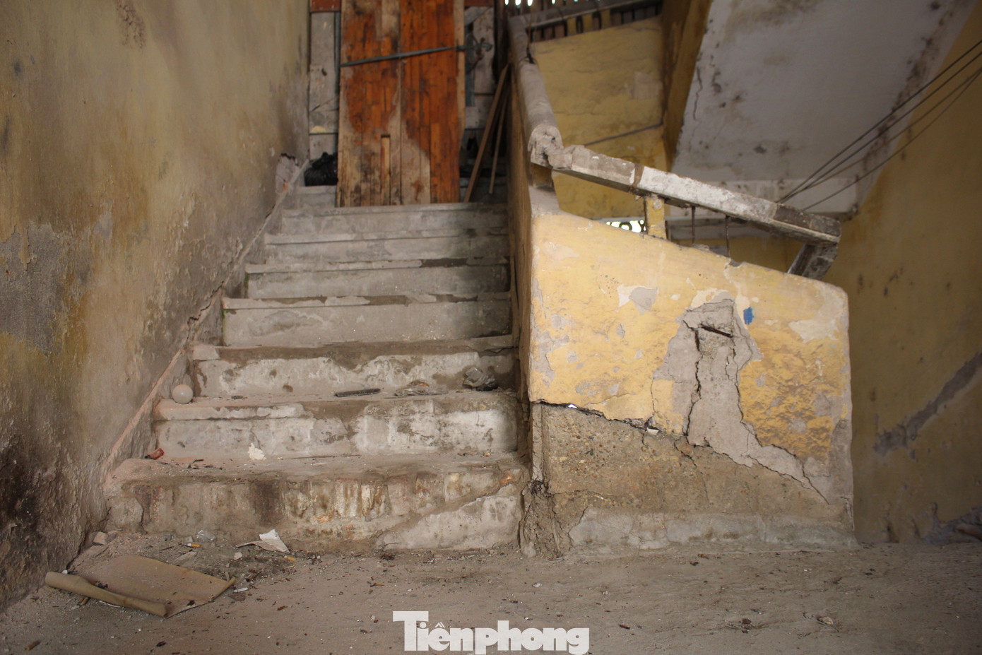 Do kết cấu xuống cấp và tiềm ẩn nguy hiểm nên một phần cầu thang dẫn lên sân thượng trong khu nhà đã bị người dân dùng gỗ tạm chặn lại.