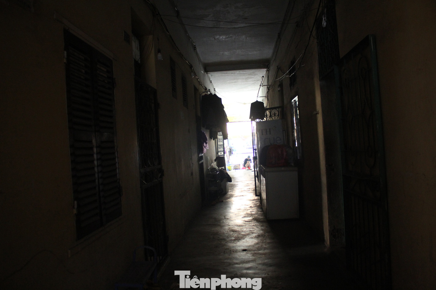 Không gian bên trong khu nhà luôn trong tình trạng thiếu ánh sáng.