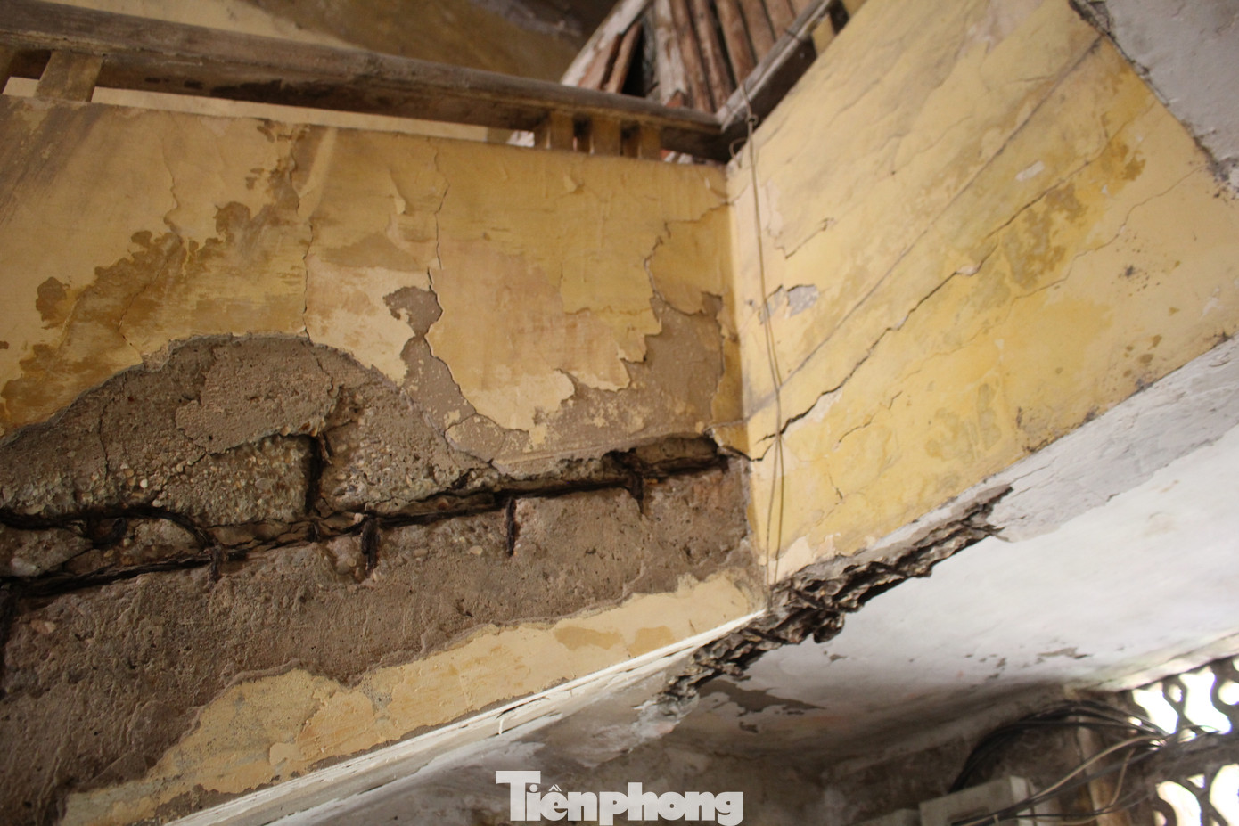 Do kết cấu xuống cấp và tiềm ẩn nguy hiểm nên một phần cầu thang dẫn lên sân thượng trong khu nhà đã bị người dân dùng gỗ tạm chặn lại.