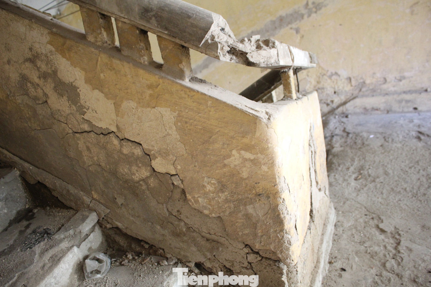 Hạng mục cầu thang trong khu nhà có nhiều dấu hiệu xuống cấp nguy hiểm.
