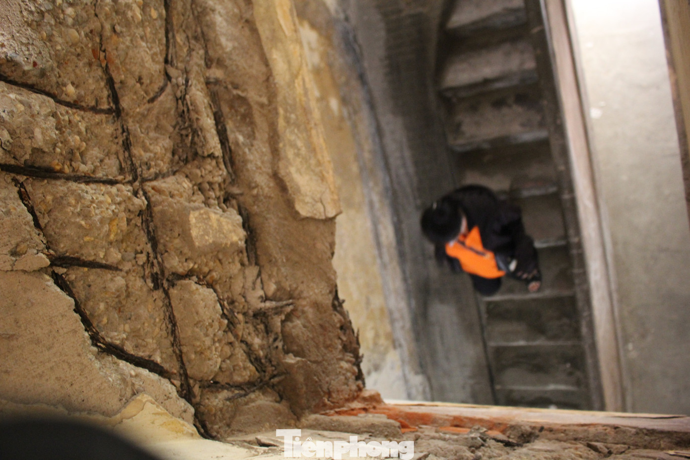 "Vì cầu thang ngày càng yếu nên chúng tôi không dám đi nhanh hay mạnh hoặc mang vác đồ nặng khi lên xuống. Nhiều hôm đang đi mà vôi vữa và sắt gỉ còn rơi cả vào đầu", một người thuê phòng trong khu nhà cho biết.