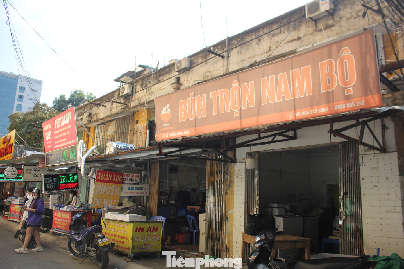 Nằm trong ngõ 29 Dương Khuê, cạnh khuôn viên trường Đại học Thương Mại, dãy nhà tập thể E1 của trường Đại học Thương Mại bị phản ánh xuống cấp nghiêm trọng từ lâu.