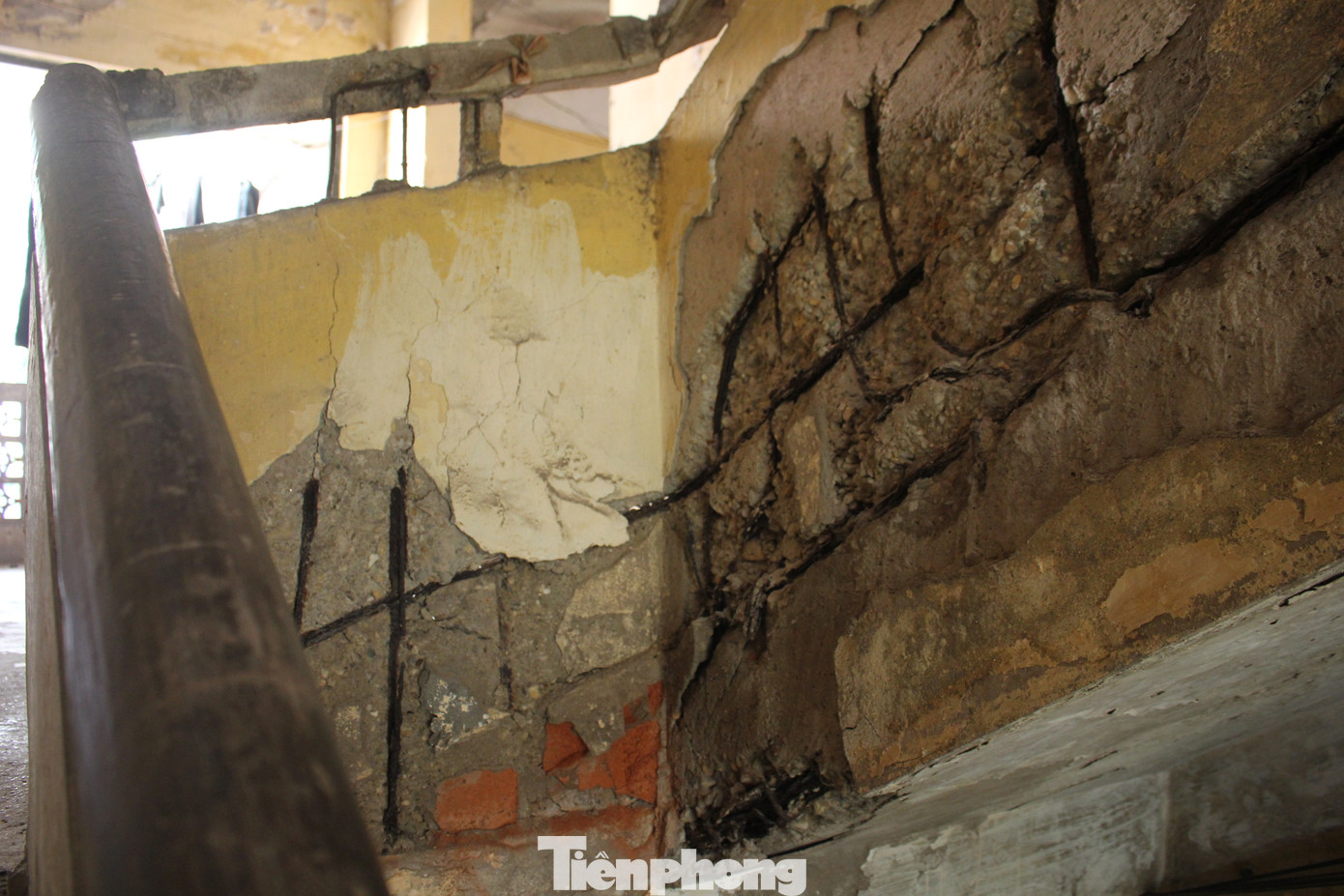 Do kết cấu xuống cấp và tiềm ẩn nguy hiểm nên một phần cầu thang dẫn lên sân thượng trong khu nhà đã bị người dân dùng gỗ tạm chặn lại.