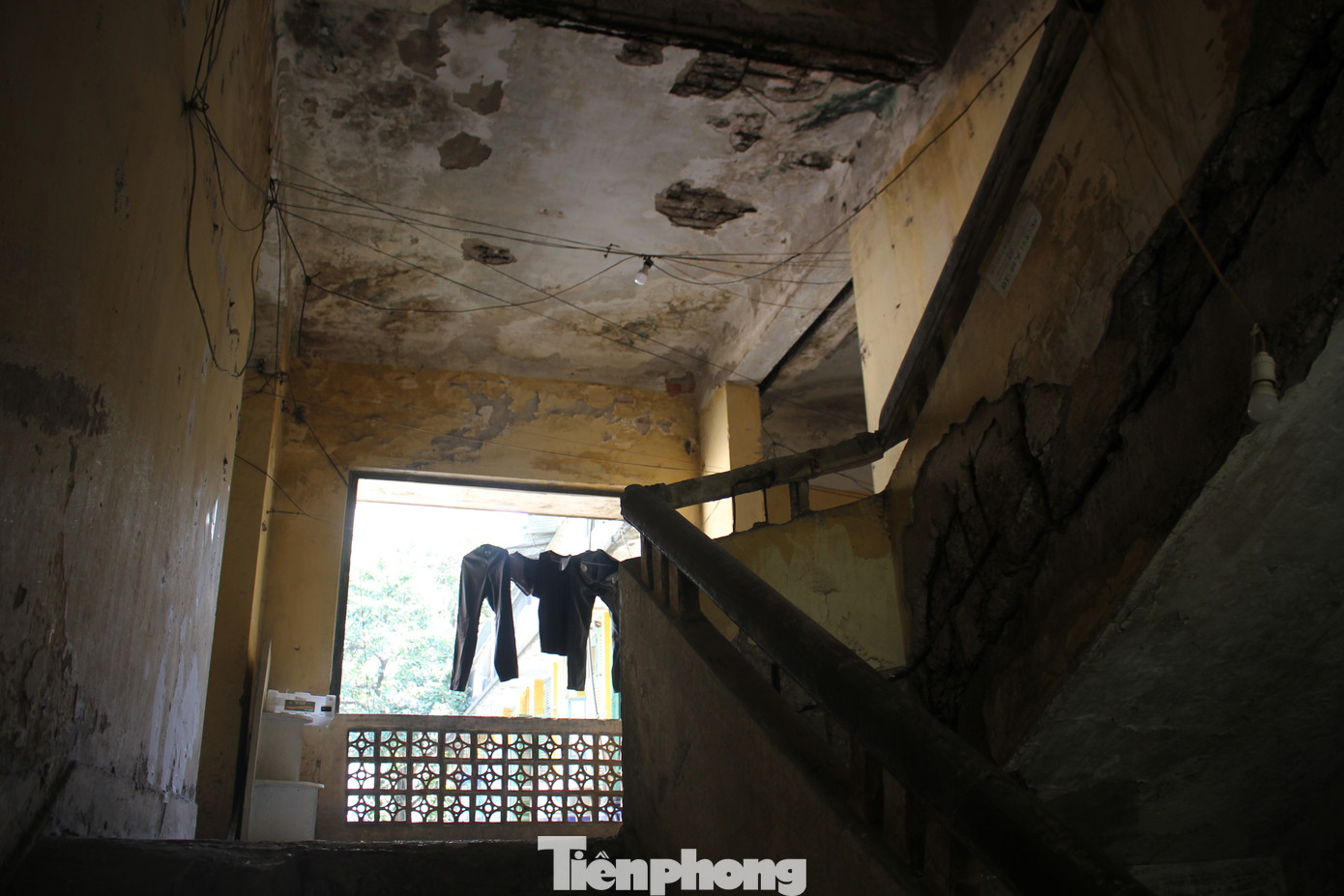 Không gian bên trong khu nhà luôn trong tình trạng thiếu ánh sáng.