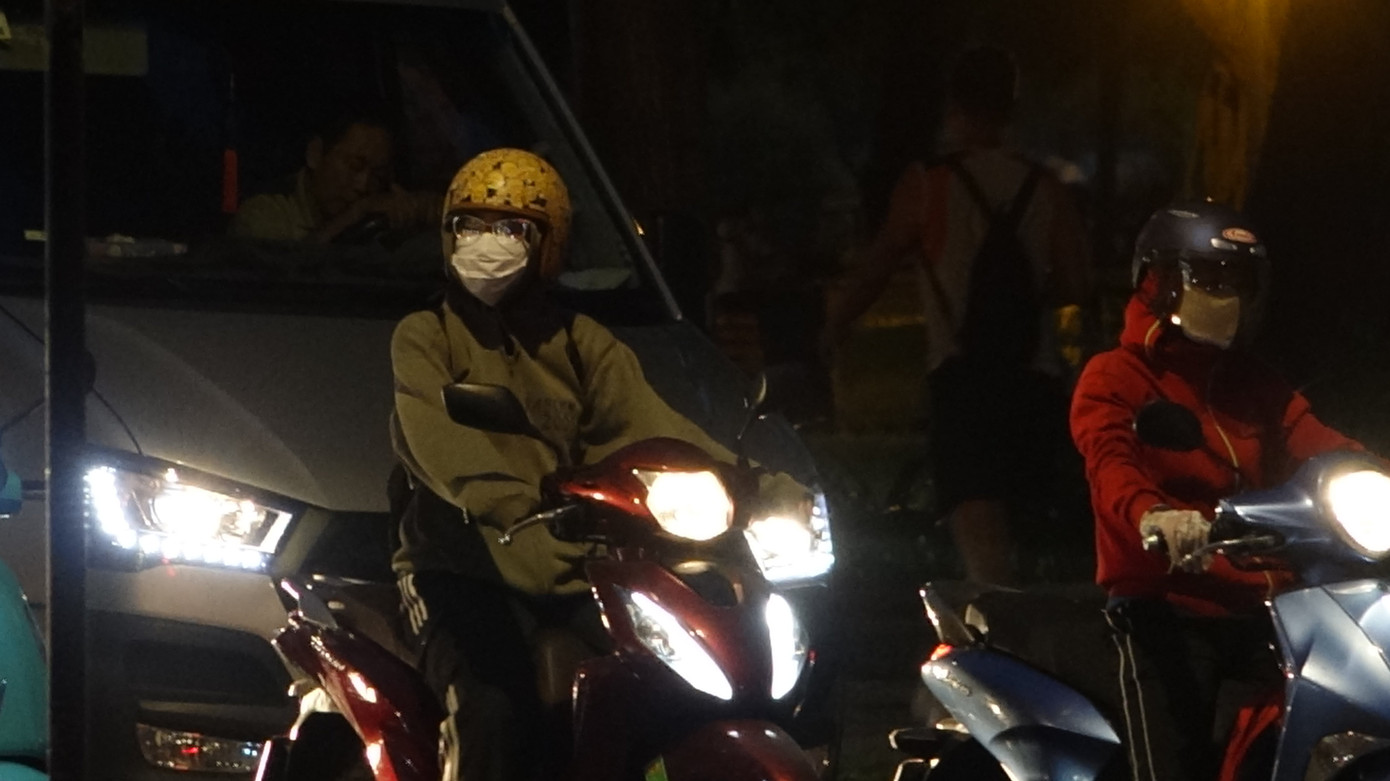 Một số người dân thích thú trước thời tiết se lạnh này Một số người dân thích thú trước thời tiết se lạnh này