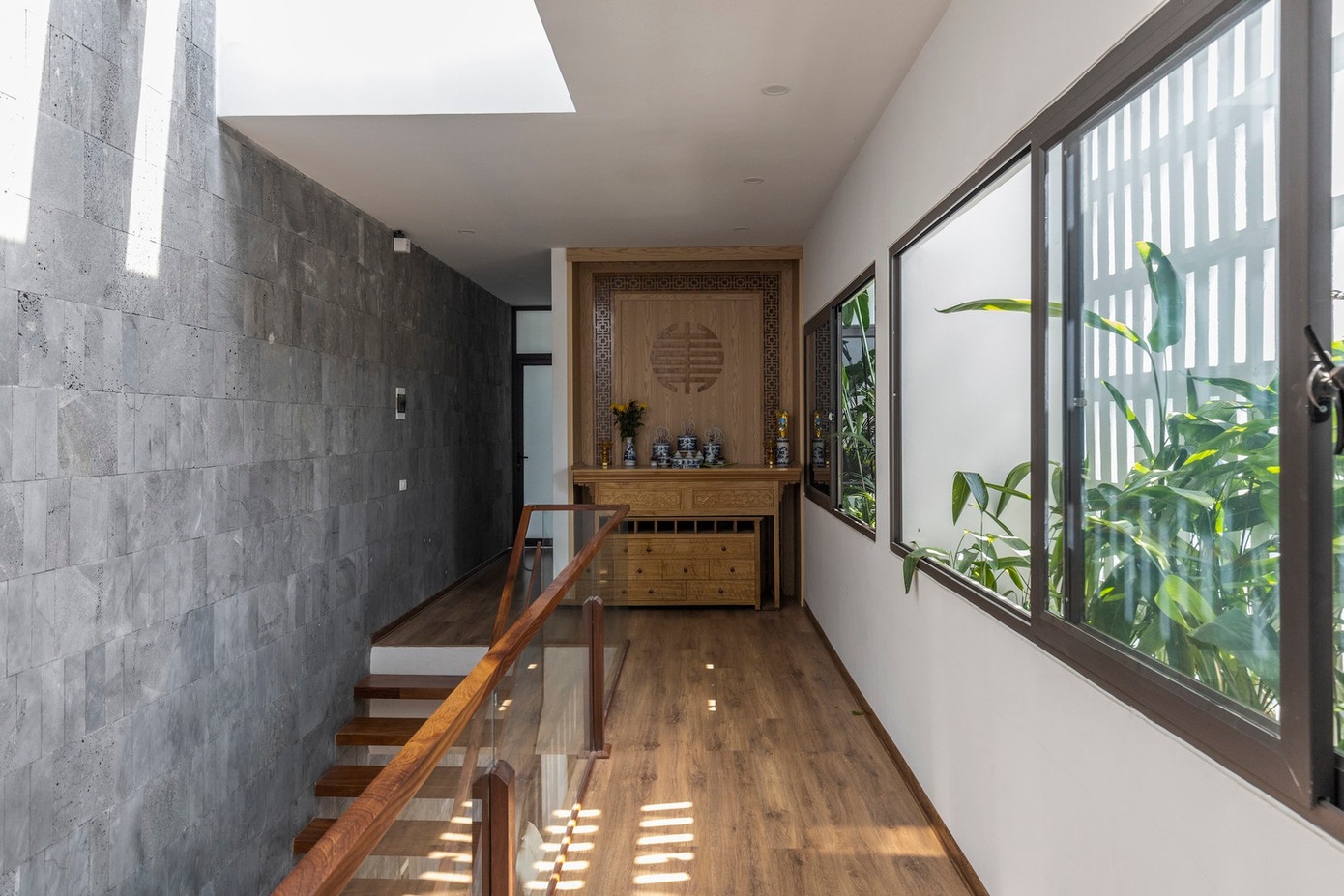 Tầng 3 có hai phòng ngủ và không gian thờ cúng tổ tiên, khu giặt giũ. Tầng 3 có hai phòng ngủ và không gian thờ cúng tổ tiên, khu giặt giũ.