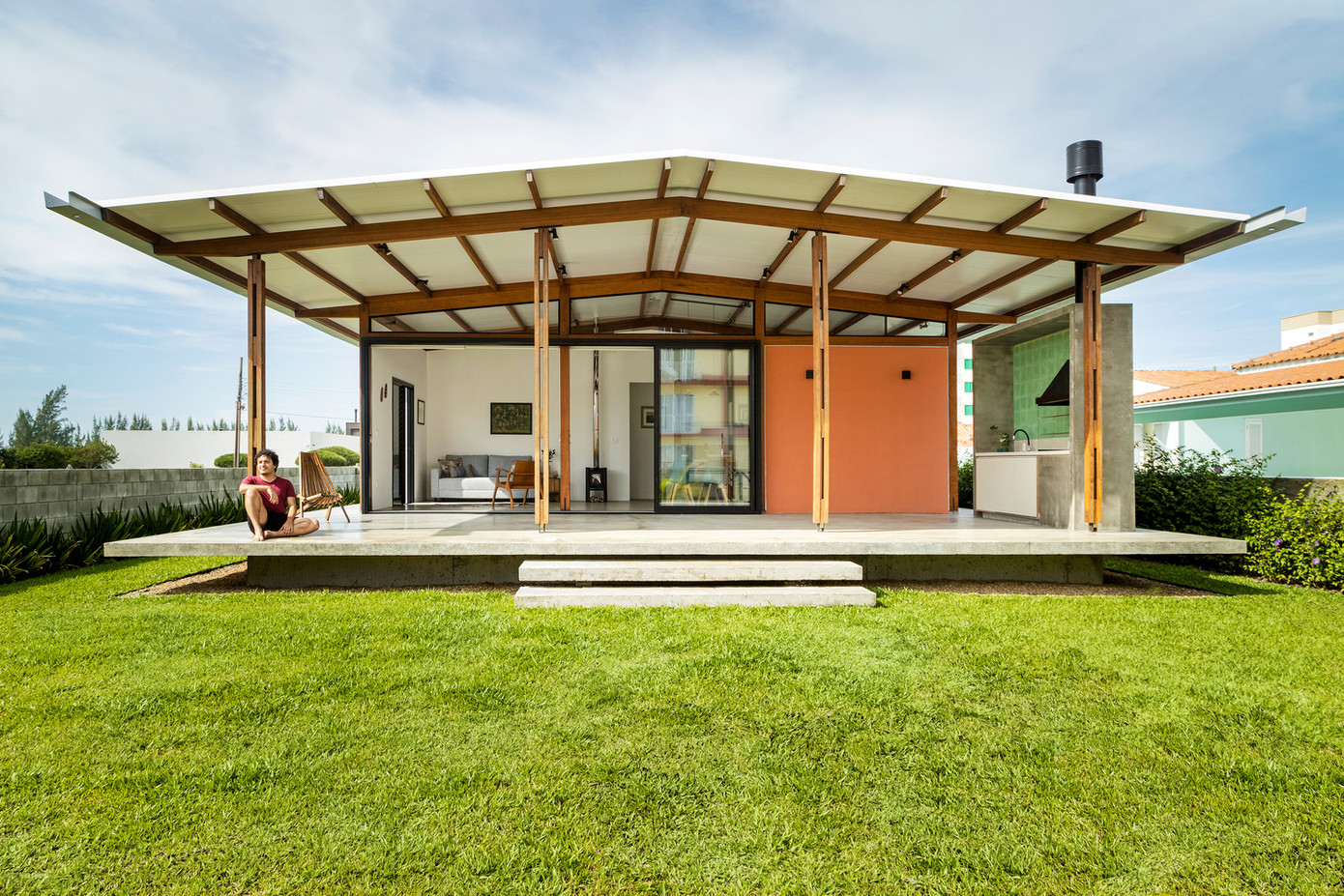 Ngôi nhà này nằm trên khu đất bằng phẳng có kích thước 15 x 25m, gia chủ mong muốn có một công trình nhỏ gọn, tiết kiệm chi phí, tích hợp nội thất và ngoại thất. Ngôi nhà này nằm trên khu đất bằng phẳng có kích thước 15 x 25m, gia chủ mong muốn có một công trình nhỏ gọn, tiết kiệm chi phí, tích hợp nội thất và ngoại thất.