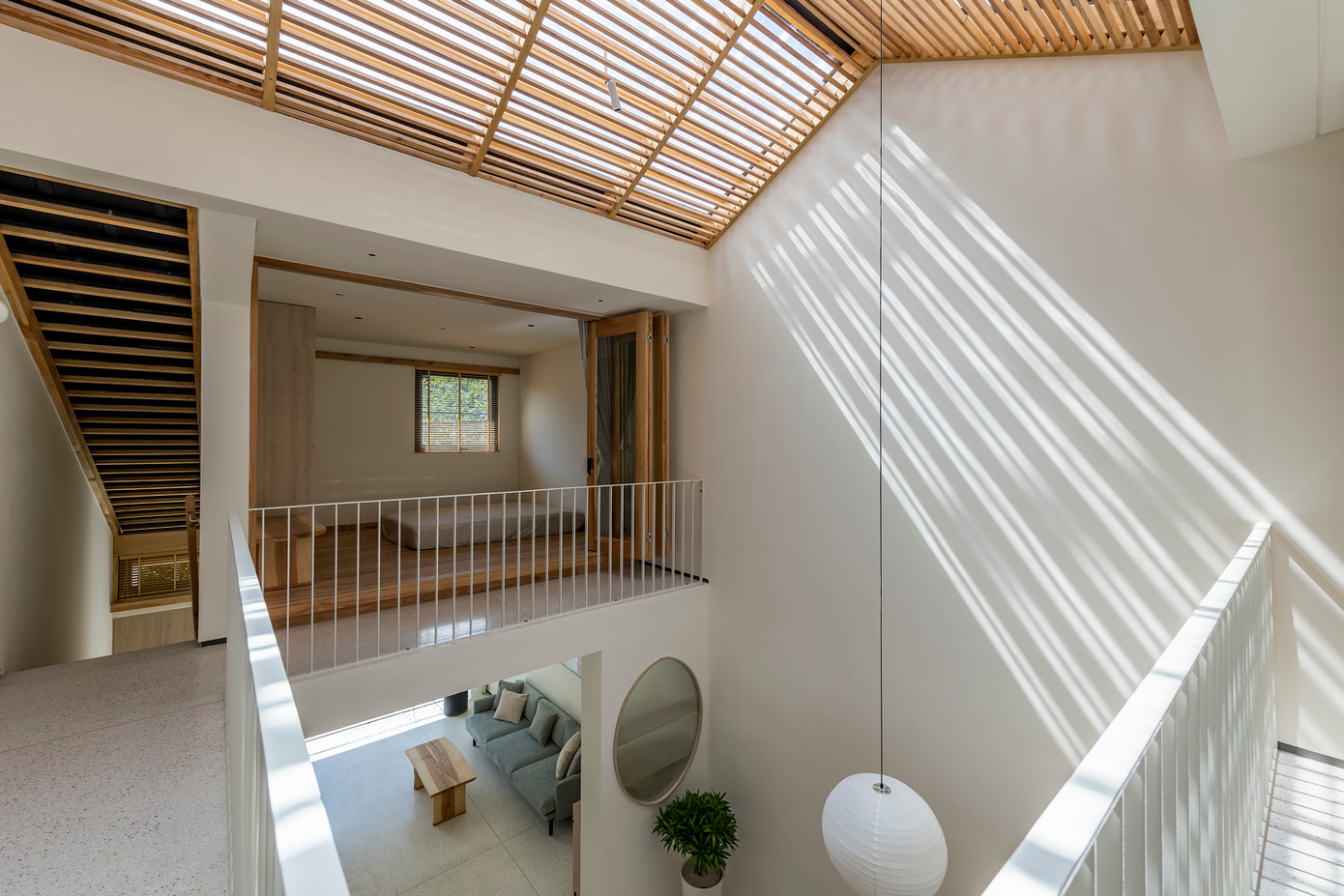 Cảm giác ấm áp là mục tiêu chính của thiết kế nên mọi căn phòng đều có ánh sáng tự nhiên, từ phòng khách, bếp, hành lang và phòng ngủ. Cảm giác ấm áp là mục tiêu chính của thiết kế nên mọi căn phòng đều có ánh sáng tự nhiên, từ phòng khách, bếp, hành lang và phòng ngủ.