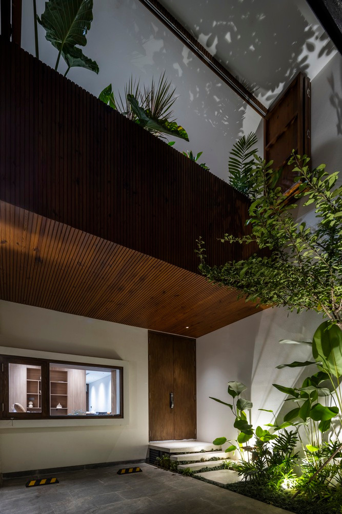 Ngôi nhà sẽ được hưởng lợi từ luồng không khí ổn định quanh năm, khi những làn gió mát tràn vào bên trong từ nhiều góc độ, uốn khúc qua các khu vực khác nhau trước khi tiêu tan qua mái nhà và những cánh cửa mở ở mặt tiền.