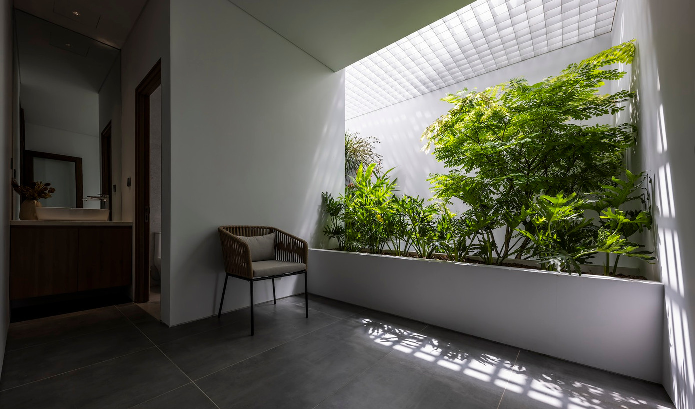 Nội thất của ngôi nhà được bố trí có chủ ý với các khu vực chức năng mở và liên kết với nhau, tạo ra những khoảng trống giúp nâng cao tính thẩm mỹ và cảm nhận về không gian.