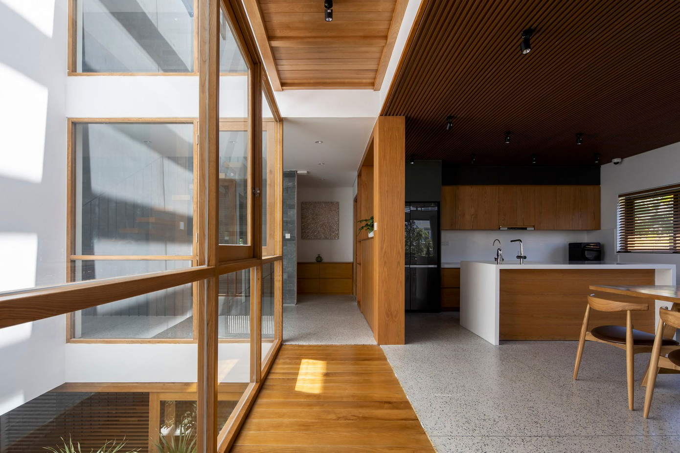 Đây được coi là một trong những công trình kết hợp hài hòa giữa không gian sống và khu vực làm việc, vừa mang lại hiệu quả công việc, vừa không làm mất đi chức năng gắn kết, tạo sự thoải mái, thuận tiện cho sinh hoạt gia đình.