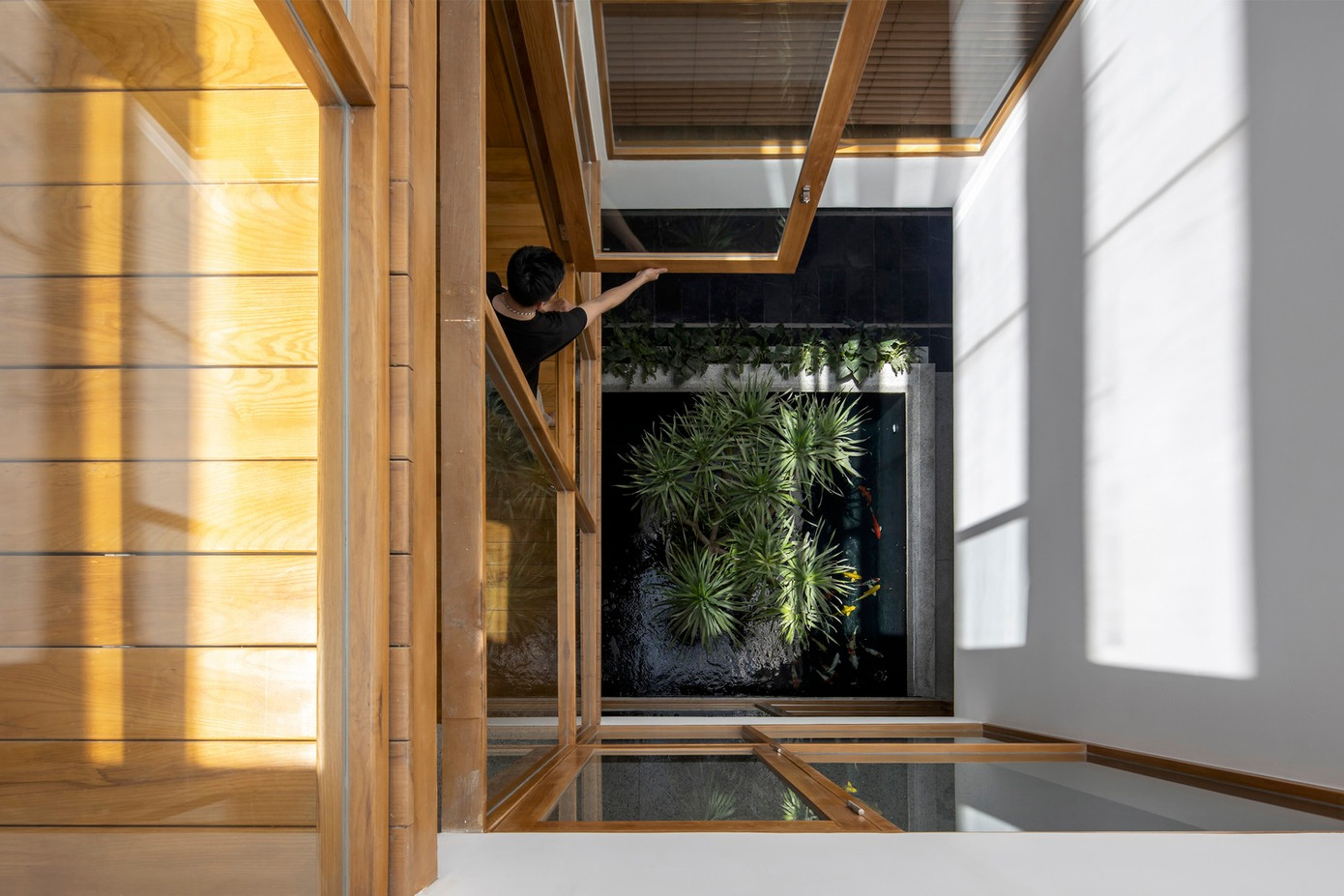 Sân trong còn là nơi tương tác giữa hai bầu không khí trong nhà và ngoài trời, là nơi tiếp xúc trực tiếp với thiên nhiên, có thể làm dịu đi cái nóng oi bức của mùa hè hoặc làm giảm đi cái lạnh của những cơn gió mùa đông.