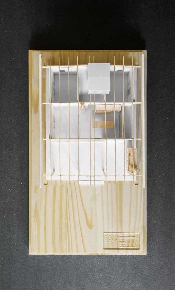 Các bức tường bên ngoài được phủ bằng gạch kim loại sóng để hỗ trợ tản nhiệt. Các bức tường bên ngoài được phủ bằng gạch kim loại sóng để hỗ trợ tản nhiệt.