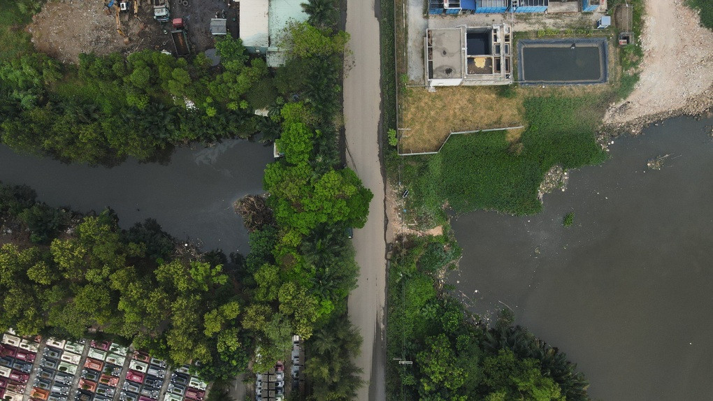 Cận cảnh khu người dân phản ánh có công ty xả thải, mùi hôi thối bốc lên nồng nặng (Ảnh: Hạ Di). Cận cảnh khu người dân phản ánh có công ty xả thải, mùi hôi thối bốc lên nồng nặng (Ảnh: Hạ Di).