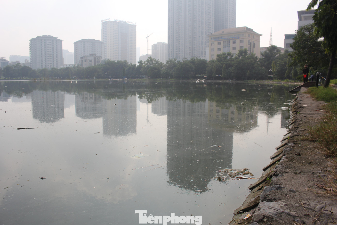 Thực tế, đây không phải lần đầu tiên công viên hồ điều hòa Mai Dịch gây bức xúc vì tình trạng ô nhiễm và xuống cấp. Thực tế, đây không phải lần đầu tiên công viên hồ điều hòa Mai Dịch gây bức xúc vì tình trạng ô nhiễm và xuống cấp.