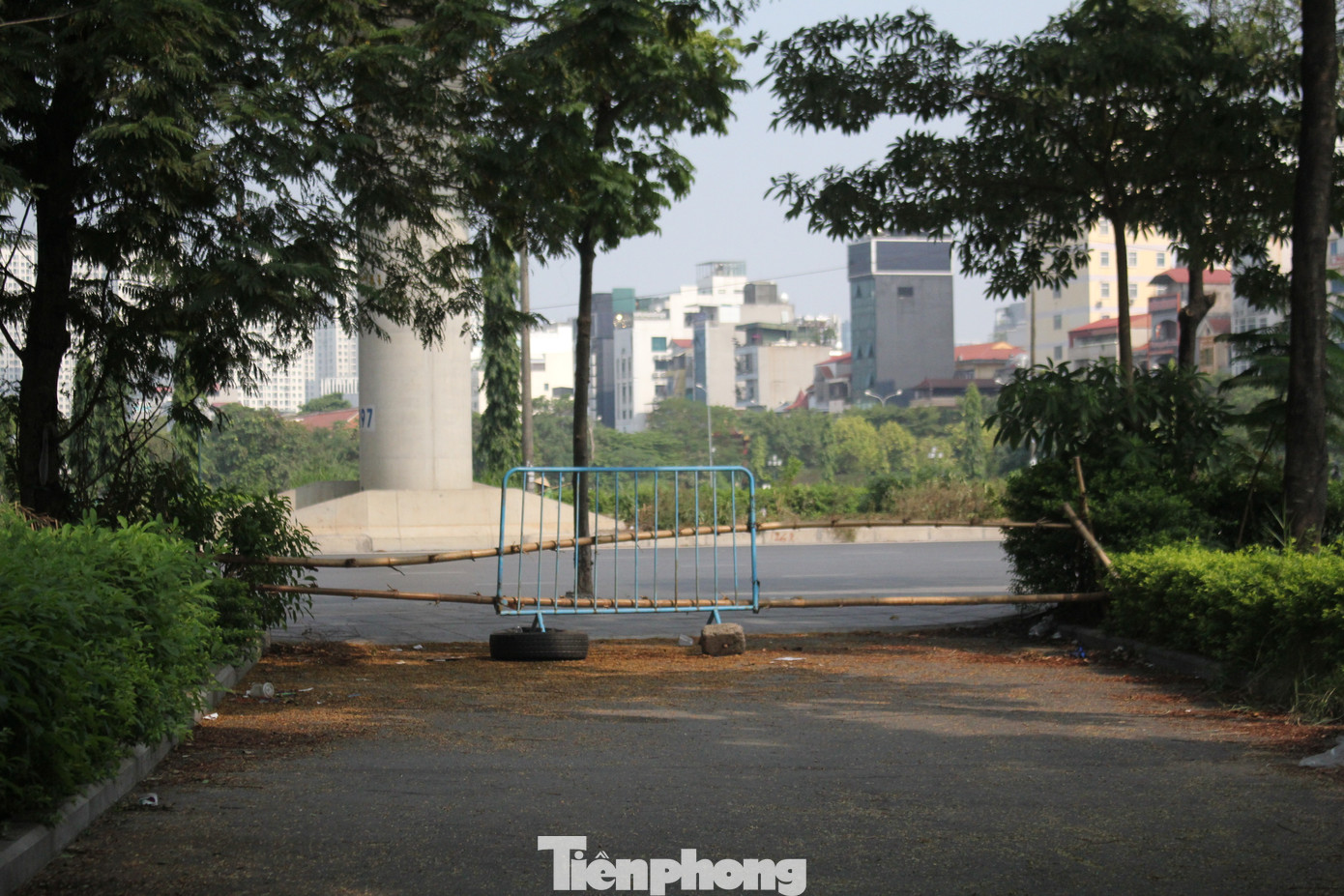 Mặc dù từng được kỳ vọng tạo ra cảnh quan chung đồng bộ và là "lá phổi xanh" cho toàn bộ khu vực, đáp ứng nhu cầu về công viên cây xanh, tạo điểm nhấn cho khu vực quận Cầu Giấy. Nhưng sau 5 năm đưa vào sử dụng, công viên hồ điều hòa Mai Dịch đến nay liên tục bị người dân phàn nàn về sự hoang tàn và nhếch nhác. Mặc dù từng được kỳ vọng tạo ra cảnh quan chung đồng bộ và là "lá phổi xanh" cho toàn bộ khu vực, đáp ứng nhu cầu về công viên cây xanh, tạo điểm nhấn cho khu vực quận Cầu Giấy. Nhưng sau 5 năm đưa vào sử dụng, công viên hồ điều hòa Mai Dịch đến nay liên tục bị người dân phàn nàn về sự hoang tàn và nhếch nhác.