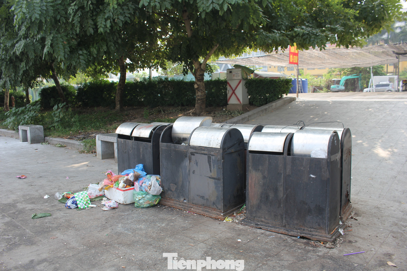 Trao đổi với Tiền Phong mới đây, ông Nguyễn Tuấn Anh, Phó Chủ tịch phường Mai Dịch cho biết: Dự án Công viên hồ điều hòa Mai Dịch được xây dựng nhiều năm trước, đến nay vẫn chưa bàn giao cho phường quản lý. Trước thực trạng xuống cấp, nhiều hạng mục không được duy trì, sửa chữa, dọn dẹp vệ sinh môi trường, chăm sóc, cắt tỉa cây xanh, thảm cỏ,… của công viên, phường đã có nhiều văn bản báo cáo cũng như đề nghị chủ đầu tư là Công ty Sài Đồng bàn giao công viên cho phường quản lý. Tuy nhiên, phía chủ tư cho biết sẽ báo cáo UBND TP về việc này. Trao đổi với Tiền Phong mới đây, ông Nguyễn Tuấn Anh, Phó Chủ tịch phường Mai Dịch cho biết: Dự án Công viên hồ điều hòa Mai Dịch được xây dựng nhiều năm trước, đến nay vẫn chưa bàn giao cho phường quản lý. Trước thực trạng xuống cấp, nhiều hạng mục không được duy trì, sửa chữa, dọn dẹp vệ sinh môi trường, chăm sóc, cắt tỉa cây xanh, thảm cỏ,… của công viên, phường đã có nhiều văn bản báo cáo cũng như đề nghị chủ đầu tư là Công ty Sài Đồng bàn giao công viên cho phường quản lý. Tuy nhiên, phía chủ tư cho biết sẽ báo cáo UBND TP về việc này.