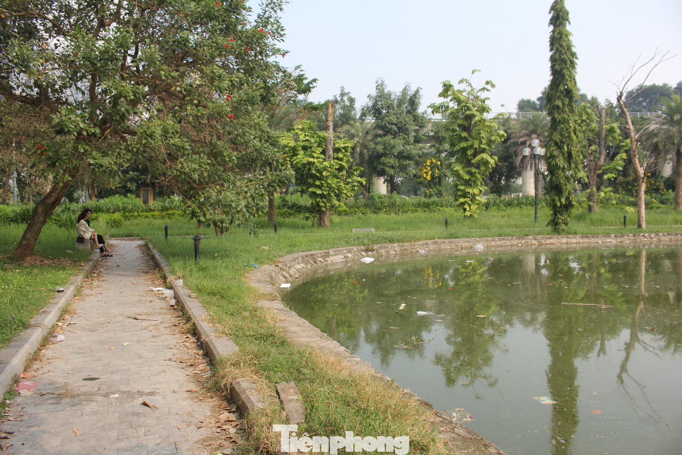 “Do xuống cấp và không được sửa chữa, mỗi bên công viên ở hai bên đường Hồ Tùng Mậu chỉ có một bảo vệ nên thời gian qua nơi này trở thành địa điểm tập trung nhiều vấn đề bất cập như bán hàng rong trái phép, mất an ninh trật tự,… Vì thế, phường đã nhiều lần ra quân chấn chỉnh tình trạng này cũng như kết hợp với nhiều tổ chức xã hội tiến hành dọn dẹp, vệ sinh rác thải trong công viên. Tuy nhiên, để quản lý được sát sao hơn vẫn cần chủ đầu tư bàn giao công viên cho phường quản lý”, ông Nguyễn Tuấn Anh nói. “Do xuống cấp và không được sửa chữa, mỗi bên công viên ở hai bên đường Hồ Tùng Mậu chỉ có một bảo vệ nên thời gian qua nơi này trở thành địa điểm tập trung nhiều vấn đề bất cập như bán hàng rong trái phép, mất an ninh trật tự,… Vì thế, phường đã nhiều lần ra quân chấn chỉnh tình trạng này cũng như kết hợp với nhiều tổ chức xã hội tiến hành dọn dẹp, vệ sinh rác thải trong công viên. Tuy nhiên, để quản lý được sát sao hơn vẫn cần chủ đầu tư bàn giao công viên cho phường quản lý”, ông Nguyễn Tuấn Anh nói.