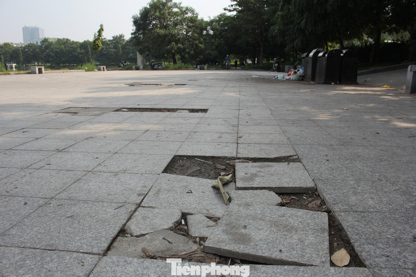 Đá lát đường đi, đá ốp bồn hoa hay bốt bảo vệ vỡ nát nhiều năm chưa được cải tạo. Đá lát đường đi, đá ốp bồn hoa hay bốt bảo vệ vỡ nát nhiều năm chưa được cải tạo.