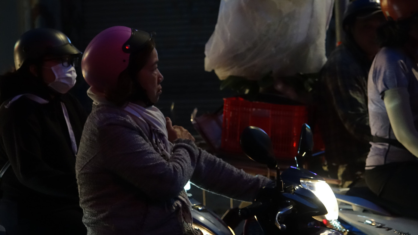 Tuy nhiên, theo ghi nhận, có nhiều người cho rằng không khí này vẫn chưa lạnh so với năm trước, nên cũng không cần chuẩn bị quá nhiều "đồ bảo hộ" khi tham gia lưu thông vào lúc sáng sớm. Ảnh: HẢI NGUYÊN Tuy nhiên, theo ghi nhận, có nhiều người cho rằng không khí này vẫn chưa lạnh so với năm trước, nên cũng không cần chuẩn bị quá nhiều "đồ bảo hộ" khi tham gia lưu thông vào lúc sáng sớm. Ảnh: HẢI NGUYÊN