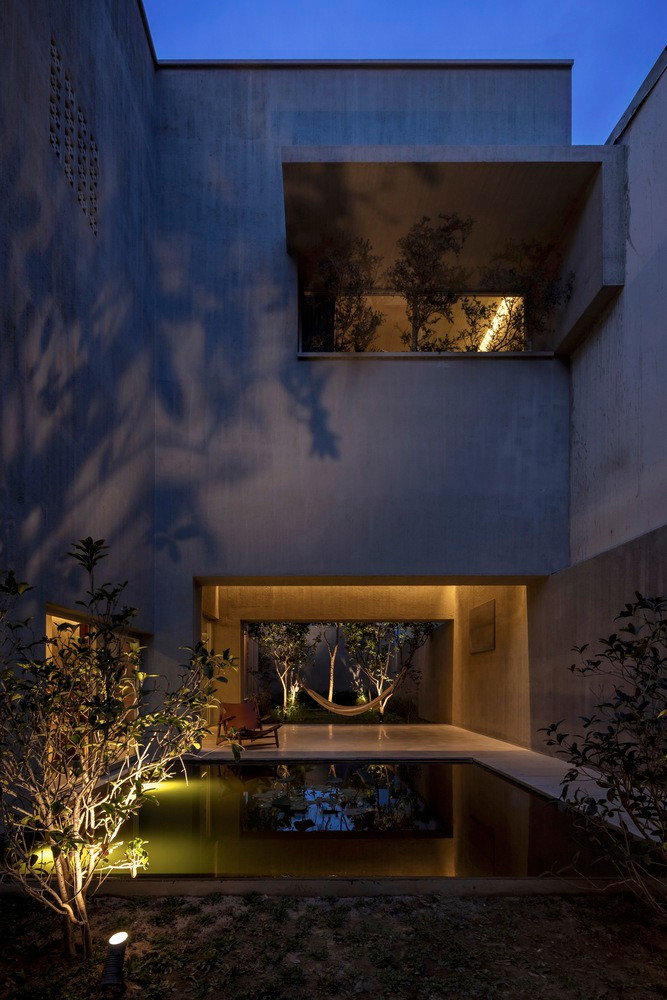 Hồ nước trong nhà phản chiếu không gian tĩnh lặng, trầm mặc của công trình kiến trúc giữa sân vườn, cây cối, mặt nước, ánh sáng và bóng tối.