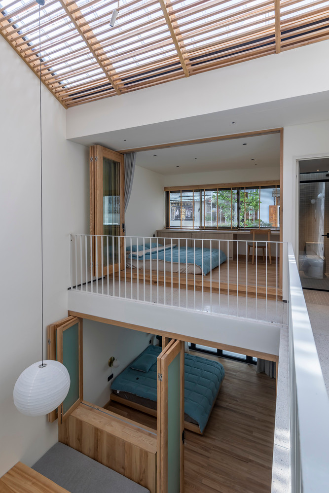 Sàn terrazzo làm giảm cảm giác “tĩnh” của ngôi nhà đơn sắc, thêm chút nhịp điệu từ những bức tranh treo tường và những đường vân màu tự nhiên của gỗ tần bì; cảm giác mang lại từ bề mặt chất liệu phải phù hợp với lối sống tối giản của gia chủ. Sàn terrazzo làm giảm cảm giác “tĩnh” của ngôi nhà đơn sắc, thêm chút nhịp điệu từ những bức tranh treo tường và những đường vân màu tự nhiên của gỗ tần bì; cảm giác mang lại từ bề mặt chất liệu phải phù hợp với lối sống tối giản của gia chủ.