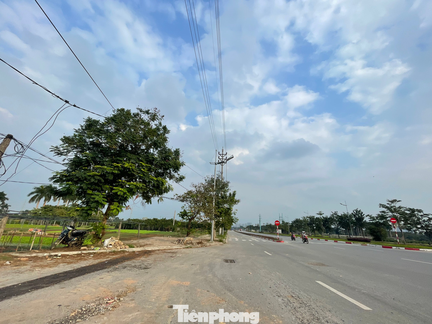 Tuyến đường trục Tây Thăng Long đoạn qua mặt phía Nam của dự án đã hoàn thành nhưng dự án vẫn “giậm chân tại chỗ”. (Ảnh: Lập Đông)