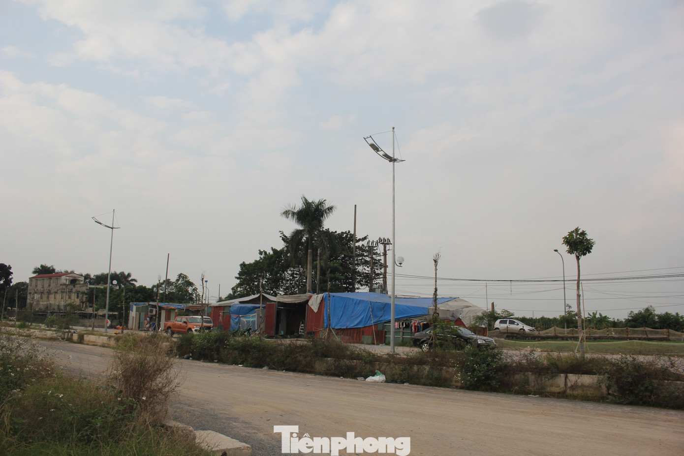 Tuyến đường trục Tây Thăng Long đoạn qua mặt phía Nam của dự án đã hoàn thành nhưng dự án vẫn “giậm chân tại chỗ”. (Ảnh: Lập Đông)