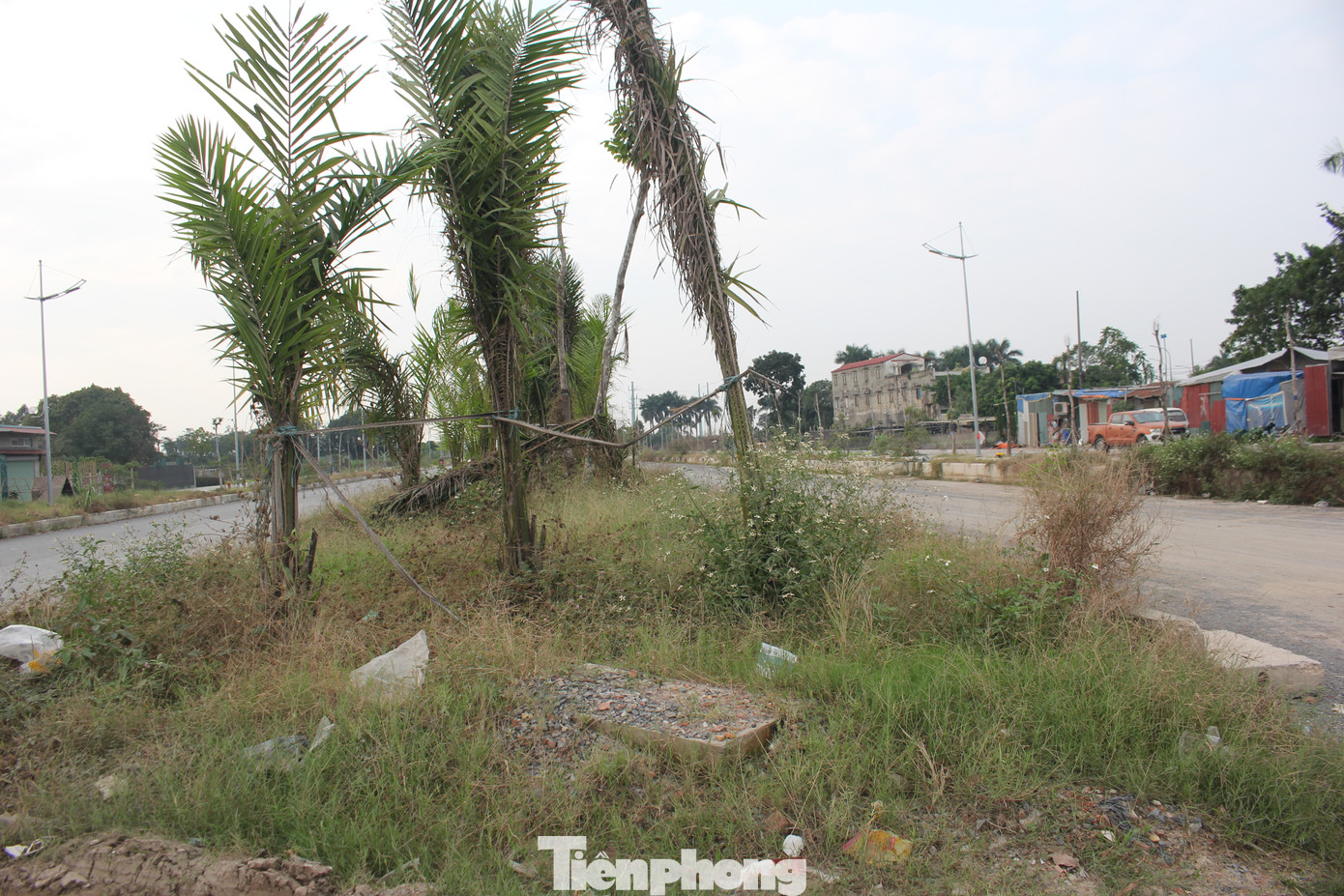 Theo điều chỉnh nhiệm vụ quy hoạch, phía Bắc dự án giáp khu công nghiệp Thăng Long; phía Tây giáp tuyến đường quy hoạch có mặt cắt ngang 40m; phía Tây Bắc giáp khu đất nông nghiệp, trồng hoa màu; phía Đông giáp tuyến đường quy hoạch mặt cắt ngang 40m và khu dân cư; và phía Nam giáp tuyến đường quy hoạch có mặt cắt ngang 60m. (Ảnh: Lập Đông)