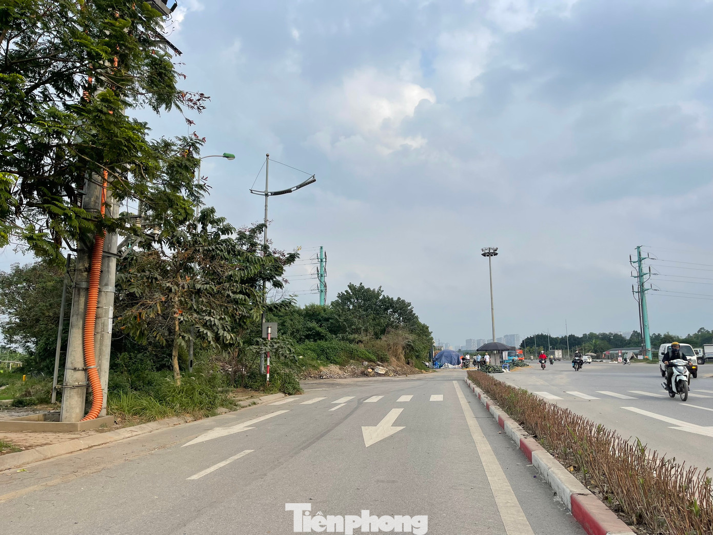 Theo điều chỉnh nhiệm vụ quy hoạch, phía Bắc dự án giáp khu công nghiệp Thăng Long; phía Tây giáp tuyến đường quy hoạch có mặt cắt ngang 40m; phía Tây Bắc giáp khu đất nông nghiệp, trồng hoa màu; phía Đông giáp tuyến đường quy hoạch mặt cắt ngang 40m và khu dân cư; và phía Nam giáp tuyến đường quy hoạch có mặt cắt ngang 60m. (Ảnh: Lập Đông)