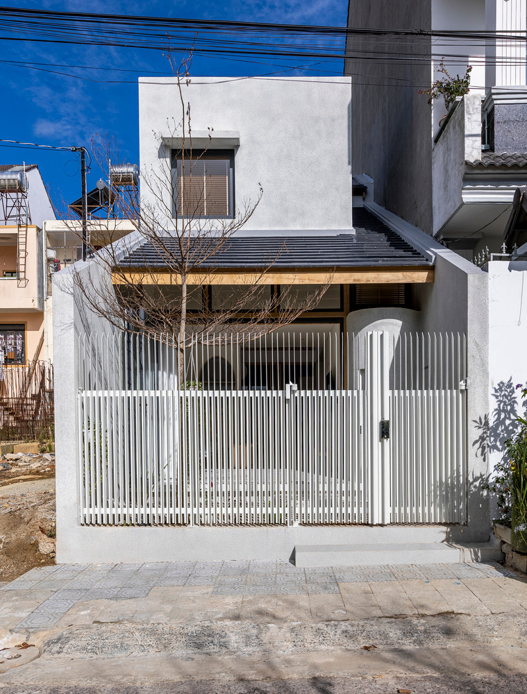 Ngôi nhà nhỏ này là món quà chứa đựng mọi tình cảm cũng như nơi mang lại niềm vui cho mẹ của gia chủ hàng ngày. Ngôi nhà nhỏ này là món quà chứa đựng mọi tình cảm cũng như nơi mang lại niềm vui cho mẹ của gia chủ hàng ngày.