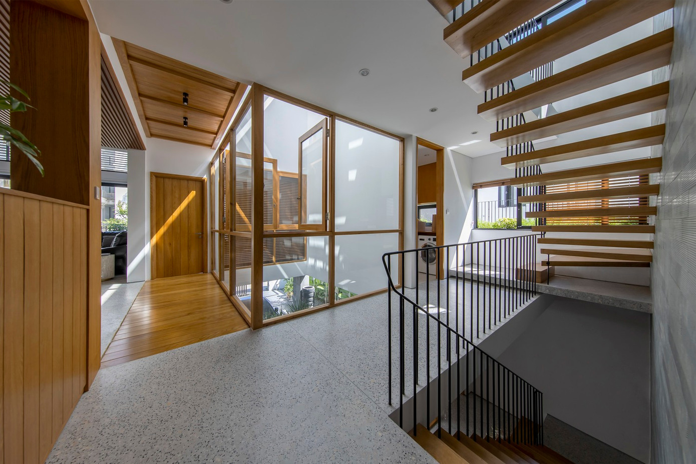 Sân trong là trục kết nối các không gian chính để mọi thành viên trong gia đình luôn có thể nhìn thấy và trò chuyện với nhau, từ đó tăng thêm sự gần gũi, gắn kết.