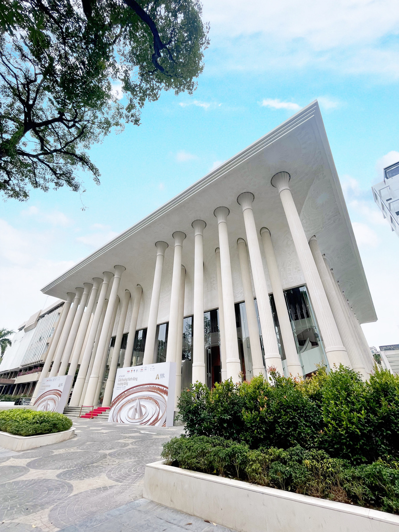 Điểm nhấn của Nhà hát là thiết kế kiến trúc châu Âu với 52 cột đá, mỗi cột cao 18m, được nhập khẩu từ Tây Ban Nha. Ngoài ra, nhiều chi tiết bên trong được khắc họa tinh xảo như trần nhà với họa tiết trống đồng Đông Sơn, hoa văn chim hạc, nhạc cụ dân tộc, rùa vàng trao kiếm...